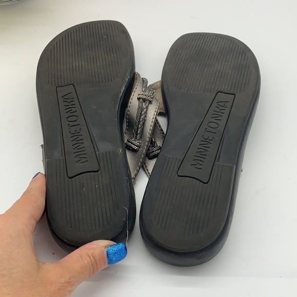 Minnetonka Pewter leather flip flop sandal Sz 8. FFT0490F - Picture 7 of 7